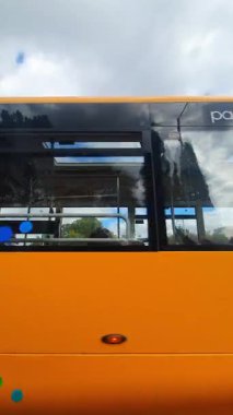 29 Eylül 2025. İngiltere 'nin merkez Nottingham şehrinin şehir sokakları boyunca kentsel sürüş. Nottingham, Birleşik Krallık 'ın Midlands bölgesinde yer alan tarihi, büyük ve büyük bir şehirdir..