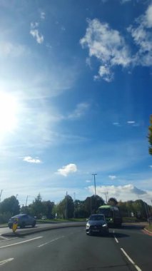 29 Eylül 2025. İngiltere 'nin merkez Nottingham şehrinin şehir sokakları boyunca kentsel sürüş. Nottingham, Birleşik Krallık 'ın Midlands bölgesinde yer alan tarihi, büyük ve büyük bir şehirdir..