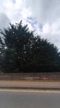 Coventry Central Şehri Araba Turu. Low and Wide Angle Car Monted Camera Dik Kamera Britanya Binaları ve Yolları Tarihi ve Modern Coventry City Street View of England. 13 Eylül 2025