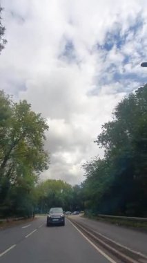 Coventry Central Şehri Araba Turu. Low and Wide Angle Car Monted Camera Dik Kamera Britanya Binaları ve Yolları Tarihi ve Modern Coventry City Street View of England. 13 Eylül 2025. 