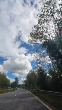 Coventry Central Şehri Araba Turu. Low and Wide Angle Car Monted Camera Dik Kamera Britanya Binaları ve Yolları Tarihi ve Modern Coventry City Street View of England. 13 Eylül 2025. 