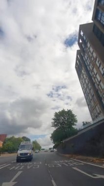 Coventry Central Şehri Araba Turu. Low and Wide Angle Car Monted Camera Dik Kamera Britanya Binaları ve Yolları Tarihi ve Modern Coventry City Street View of England. 13 Eylül 2025. 