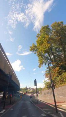 Coventry Central Şehri Araba Turu. Low and Wide Angle Car Monted Camera Dik Kamera Britanya Binaları ve Yolları Tarihi ve Modern Coventry City Street View of England. 13 Eylül 2025. 