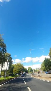 Coventry Central Şehri Araba Turu. Low and Wide Angle Car Monted Camera Dik Kamera Britanya Binaları ve Yolları Tarihi ve Modern Coventry City Street View of England. 13 Eylül 2025. 