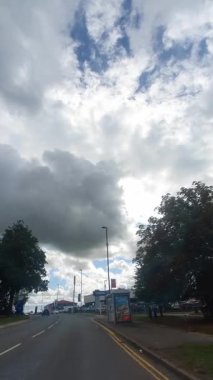 Coventry Central Şehri Araba Turu. Low and Wide Angle Car Monted Camera Dik Kamera Britanya Binaları ve Yolları Tarihi ve Modern Coventry City Street View of England. 13 Eylül 2025. 