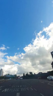 Coventry Central Şehri Araba Turu. Low and Wide Angle Car Monted Camera Dik Kamera Britanya Binaları ve Yolları Tarihi ve Modern Coventry City Street View of England. 13 Eylül 2025. 