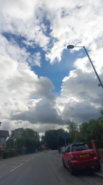 Coventry Central Şehri Araba Turu. Low and Wide Angle Car Monted Camera Dik Kamera Britanya Binaları ve Yolları Tarihi ve Modern Coventry City Street View of England. 13 Eylül 2025. 