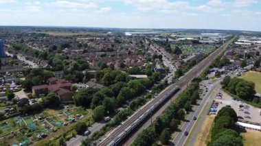 İngiltere 'nin Luton şehrinin Yüksek Angle Ev ve Residential ilçesi. İHA 'nın 20 Nisan 2025' te Orta Yükseklikten kısmen güneşli bir sabahta Hava Görüntüsü alındı.