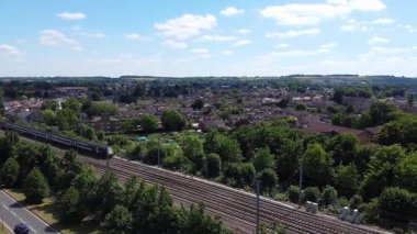 İngiltere 'nin Luton şehrinin Yüksek Angle Ev ve Residential ilçesi. İHA 'nın 20 Nisan 2025' te Orta Yükseklikten kısmen güneşli bir sabahta Hava Görüntüsü alındı.