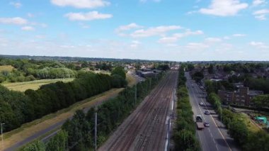 İngiltere 'nin Luton şehrinin Yüksek Angle Ev ve Residential ilçesi. İHA 'nın 20 Nisan 2025' te Orta Yükseklikten kısmen güneşli bir sabahta Hava Görüntüsü alındı.