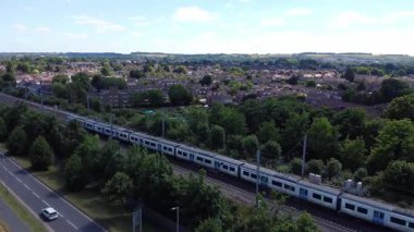 İngiltere 'nin Luton şehrinin Yüksek Angle Ev ve Residential ilçesi. İHA 'nın 20 Nisan 2025' te Orta Yükseklikten kısmen güneşli bir sabahta Hava Görüntüsü alındı.