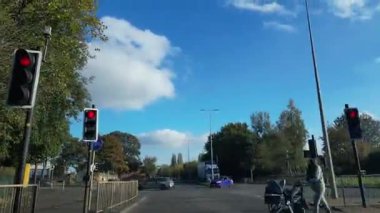 Güneşli bir günde İngiltere 'nin Şehir Caddelerinde Şehir Sürüşü. Otomobil Bağlı Geniş Açı Kamera Hızlandırılmış Zaman Hızlandırmalı Görüntü Kısmen Bulutlu Gün ve çoğunlukla güneşli ve Soğuk 5 Kasım 2025 'te çekildi. İngiltere 'nin İngiliz şehrinde yakalandı.