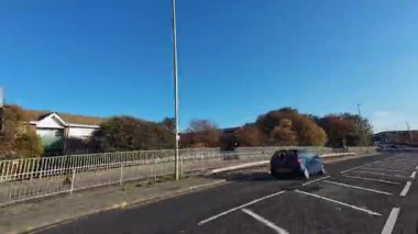 Güneşli bir günde İngiltere 'nin Şehir Caddelerinde Şehir Sürüşü. Otomobil Bağlı Geniş Açı Kamera Hızlandırılmış Zaman Hızlandırmalı Görüntü Kısmen Bulutlu Gün ve çoğunlukla güneşli ve Soğuk 5 Kasım 2025 'te çekildi. İngiltere 'nin İngiliz şehrinde yakalandı.