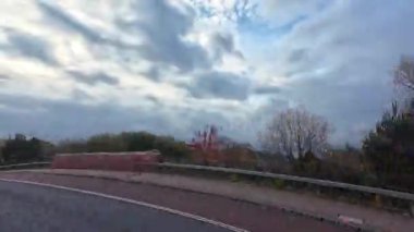 Güneşli bir günde İngiltere 'nin Şehir Caddelerinde Şehir Sürüşü. Otomobil Bağlı Geniş Açı Kamera Hızlandırılmış Zaman Hızlandırmalı Görüntü Kısmen Bulutlu Gün ve çoğunlukla güneşli ve Soğuk 5 Kasım 2025 'te çekildi. İngiltere 'nin İngiliz şehrinde yakalandı.