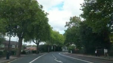 Güneşli bir günde İngiltere 'nin Şehir Caddelerinde Şehir Sürüşü. Otomobil Bağlı Geniş Açı Kamera Hızlandırılmış Zaman Hızlandırmalı Görüntü Kısmen Bulutlu Gün ve çoğunlukla güneşli ve Soğuk 5 Kasım 2025 'te çekildi. İngiltere 'nin İngiliz şehrinde yakalandı.