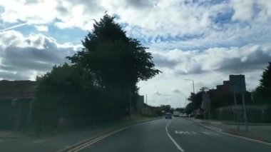 Güneşli bir günde İngiltere 'nin Şehir Caddelerinde Şehir Sürüşü. Otomobil Bağlı Geniş Açı Kamera Hızlandırılmış Zaman Hızlandırmalı Görüntü Kısmen Bulutlu Gün ve çoğunlukla güneşli ve Soğuk 5 Kasım 2025 'te çekildi. İngiltere 'nin İngiliz şehrinde yakalandı.