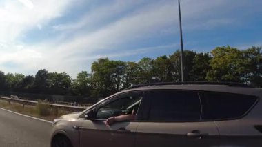 İngiltere 'nin tarihi hamamından Newport City Galler' e kadar düşük açılı araba monte edilmiş kamera görüntüleri. Görüntüler 13 Temmuz 2025 'te çekildi. İngiltere 'yi gezip Galler' e ve İngiltere 'nin kırsal bölgelerinden geçeceğiz.