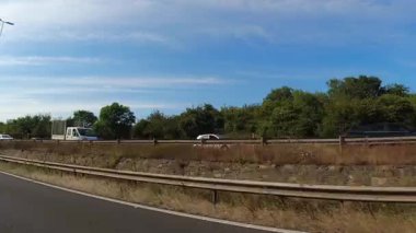 İngiltere 'nin tarihi hamamından Newport City Galler' e kadar düşük açılı araba monte edilmiş kamera görüntüleri. Görüntüler 13 Temmuz 2025 'te çekildi. İngiltere 'yi gezip Galler' e ve İngiltere 'nin kırsal bölgelerinden geçeceğiz.