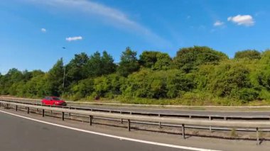 İngiltere 'nin tarihi hamamından Newport City Galler' e kadar düşük açılı araba monte edilmiş kamera görüntüleri. Görüntüler 13 Temmuz 2025 'te çekildi. İngiltere 'yi gezip Galler' e ve İngiltere 'nin kırsal bölgelerinden geçeceğiz.