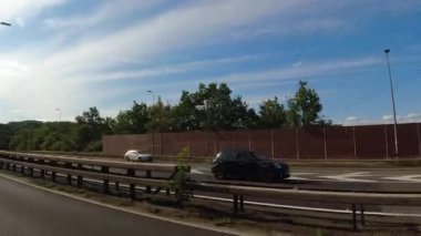 İngiltere 'nin tarihi hamamından Newport City Galler' e kadar düşük açılı araba monte edilmiş kamera görüntüleri. Görüntüler 13 Temmuz 2025 'te çekildi. İngiltere 'yi gezip Galler' e ve İngiltere 'nin kırsal bölgelerinden geçeceğiz.