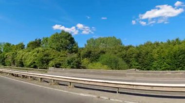 İngiltere 'nin tarihi hamamından Newport City Galler' e kadar düşük açılı araba monte edilmiş kamera görüntüleri. Görüntüler 13 Temmuz 2025 'te çekildi. İngiltere 'yi gezip Galler' e ve İngiltere 'nin kırsal bölgelerinden geçeceğiz.