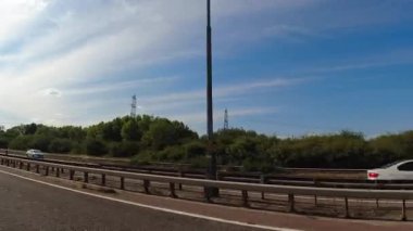 İngiltere 'nin tarihi hamamından Newport City Galler' e kadar düşük açılı araba monte edilmiş kamera görüntüleri. Görüntüler 13 Temmuz 2025 'te çekildi. İngiltere 'yi gezip Galler' e ve İngiltere 'nin kırsal bölgelerinden geçeceğiz.