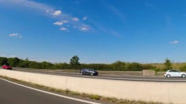 İngiltere 'nin tarihi hamamından Newport City Galler' e kadar düşük açılı araba monte edilmiş kamera görüntüleri. Görüntüler 13 Temmuz 2025 'te çekildi. İngiltere 'yi gezip Galler' e ve İngiltere 'nin kırsal bölgelerinden geçeceğiz.