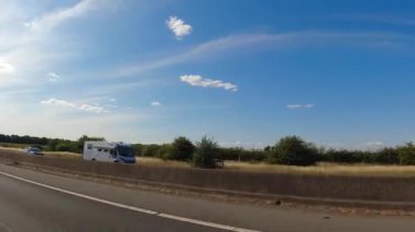 İngiltere 'nin tarihi hamamından Newport City Galler' e kadar düşük açılı araba monte edilmiş kamera görüntüleri. Görüntüler 13 Temmuz 2025 'te çekildi. İngiltere 'yi gezip Galler' e ve İngiltere 'nin kırsal bölgelerinden geçeceğiz.