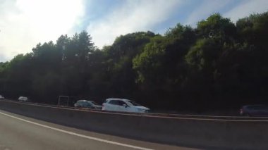 İngiltere 'nin tarihi hamamından Newport City Galler' e kadar düşük açılı araba monte edilmiş kamera görüntüleri. Görüntüler 13 Temmuz 2025 'te çekildi. İngiltere 'yi gezip Galler' e ve İngiltere 'nin kırsal bölgelerinden geçeceğiz.