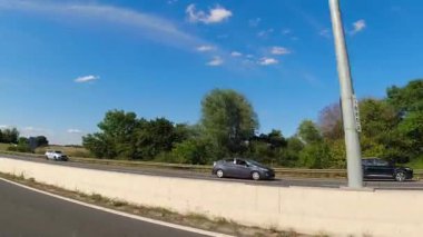 İngiltere 'nin tarihi hamamından Newport City Galler' e kadar düşük açılı araba monte edilmiş kamera görüntüleri. Görüntüler 13 Temmuz 2025 'te çekildi. İngiltere 'yi gezip Galler' e ve İngiltere 'nin kırsal bölgelerinden geçeceğiz.