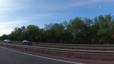 İngiltere 'nin tarihi hamamından Newport City Galler' e kadar düşük açılı araba monte edilmiş kamera görüntüleri. Görüntüler 13 Temmuz 2025 'te çekildi. İngiltere 'yi gezip Galler' e ve İngiltere 'nin kırsal bölgelerinden geçeceğiz.