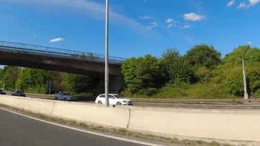 İngiltere 'nin tarihi hamamından Newport City Galler' e kadar düşük açılı araba monte edilmiş kamera görüntüleri. Görüntüler 13 Temmuz 2025 'te çekildi. İngiltere 'yi gezip Galler' e ve İngiltere 'nin kırsal bölgelerinden geçeceğiz.