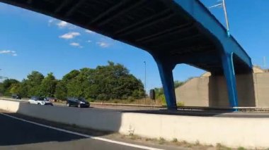 İngiltere 'nin tarihi hamamından Newport City Galler' e kadar düşük açılı araba monte edilmiş kamera görüntüleri. Görüntüler 13 Temmuz 2025 'te çekildi. İngiltere 'yi gezip Galler' e ve İngiltere 'nin kırsal bölgelerinden geçeceğiz.