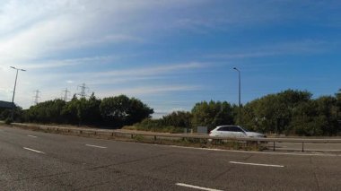 İngiltere 'nin tarihi hamamından Newport City Galler' e kadar düşük açılı araba monte edilmiş kamera görüntüleri. Görüntüler 13 Temmuz 2025 'te çekildi. İngiltere 'yi gezip Galler' e ve İngiltere 'nin kırsal bölgelerinden geçeceğiz.