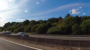 İngiltere 'nin tarihi hamamından Newport City Galler' e kadar düşük açılı araba monte edilmiş kamera görüntüleri. Görüntüler 13 Temmuz 2025 'te çekildi. İngiltere 'yi gezip Galler' e ve İngiltere 'nin kırsal bölgelerinden geçeceğiz.