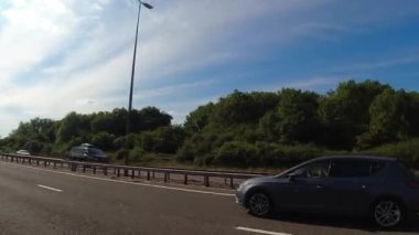 İngiltere 'nin tarihi hamamından Newport City Galler' e kadar düşük açılı araba monte edilmiş kamera görüntüleri. Görüntüler 13 Temmuz 2025 'te çekildi. İngiltere 'yi gezip Galler' e ve İngiltere 'nin kırsal bölgelerinden geçeceğiz.