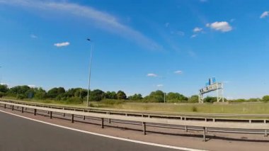 İngiltere 'nin tarihi hamamından Newport City Galler' e kadar düşük açılı araba monte edilmiş kamera görüntüleri. Görüntüler 13 Temmuz 2025 'te çekildi. İngiltere 'yi gezip Galler' e ve İngiltere 'nin kırsal bölgelerinden geçeceğiz.