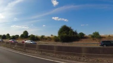 İngiltere 'nin tarihi hamamından Newport City Galler' e kadar düşük açılı araba monte edilmiş kamera görüntüleri. Görüntüler 13 Temmuz 2025 'te çekildi. İngiltere 'yi gezip Galler' e ve İngiltere 'nin kırsal bölgelerinden geçeceğiz.