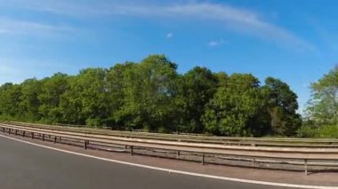 İngiltere 'nin tarihi hamamından Newport City Galler' e kadar düşük açılı araba monte edilmiş kamera görüntüleri. Görüntüler 13 Temmuz 2025 'te çekildi. İngiltere 'yi gezip Galler' e ve İngiltere 'nin kırsal bölgelerinden geçeceğiz.