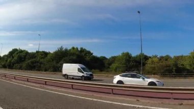 İngiltere 'nin tarihi hamamından Newport City Galler' e kadar düşük açılı araba monte edilmiş kamera görüntüleri. Görüntüler 13 Temmuz 2025 'te çekildi. İngiltere 'yi gezip Galler' e ve İngiltere 'nin kırsal bölgelerinden geçeceğiz.