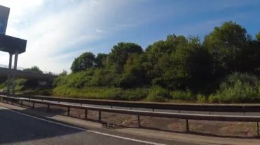 İngiltere 'nin tarihi hamamından Newport City Galler' e kadar düşük açılı araba monte edilmiş kamera görüntüleri. Görüntüler 13 Temmuz 2025 'te çekildi. İngiltere 'yi gezip Galler' e ve İngiltere 'nin kırsal bölgelerinden geçeceğiz.