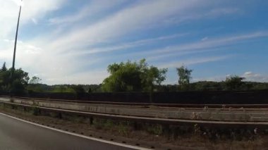 İngiltere 'nin tarihi hamamından Newport City Galler' e kadar düşük açılı araba monte edilmiş kamera görüntüleri. Görüntüler 13 Temmuz 2025 'te çekildi. İngiltere 'yi gezip Galler' e ve İngiltere 'nin kırsal bölgelerinden geçeceğiz.