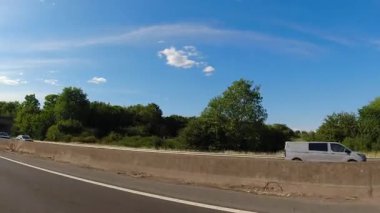 İngiltere 'nin tarihi hamamından Newport City Galler' e kadar düşük açılı araba monte edilmiş kamera görüntüleri. Görüntüler 13 Temmuz 2025 'te çekildi. İngiltere 'yi gezip Galler' e ve İngiltere 'nin kırsal bölgelerinden geçeceğiz.