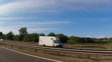 İngiltere 'nin tarihi hamamından Newport City Galler' e kadar düşük açılı araba monte edilmiş kamera görüntüleri. Görüntüler 13 Temmuz 2025 'te çekildi. İngiltere 'yi gezip Galler' e ve İngiltere 'nin kırsal bölgelerinden geçeceğiz.