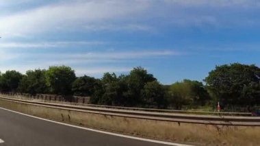 İngiltere 'nin tarihi hamamından Newport City Galler' e kadar düşük açılı araba monte edilmiş kamera görüntüleri. Görüntüler 13 Temmuz 2025 'te çekildi. İngiltere 'yi gezip Galler' e ve İngiltere 'nin kırsal bölgelerinden geçeceğiz.