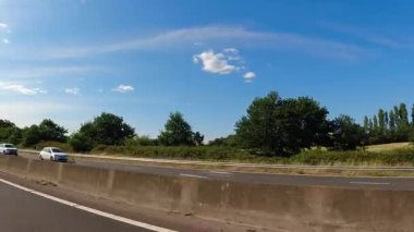 İngiltere 'nin tarihi hamamından Newport City Galler' e kadar düşük açılı araba monte edilmiş kamera görüntüleri. Görüntüler 13 Temmuz 2025 'te çekildi. İngiltere 'yi gezip Galler' e ve İngiltere 'nin kırsal bölgelerinden geçeceğiz.