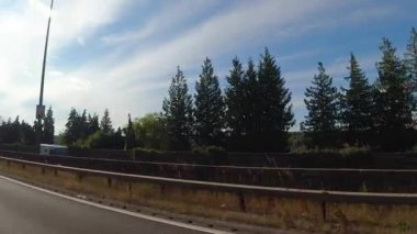 İngiltere 'nin tarihi hamamından Newport City Galler' e kadar düşük açılı araba monte edilmiş kamera görüntüleri. Görüntüler 13 Temmuz 2025 'te çekildi. İngiltere 'yi gezip Galler' e ve İngiltere 'nin kırsal bölgelerinden geçeceğiz.