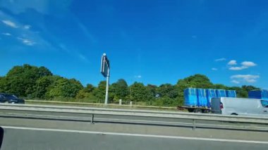 İngiltere 'nin tarihi hamamından Newport City Galler' e kadar düşük açılı araba monte edilmiş kamera görüntüleri. Görüntüler 13 Temmuz 2025 'te çekildi. İngiltere 'yi gezip Galler' e ve İngiltere 'nin kırsal bölgelerinden geçeceğiz.