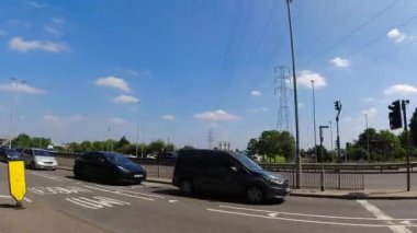 İngiltere 'nin Leicester şehrinin merkezi Leicester şehrinin tarihi caddelerinde ve binalarında trafik ve yollarda. Araç Bağlı Kamera 25 Temmuz 2025 'te İngiltere üzerinde yaz günü çekilmiştir.