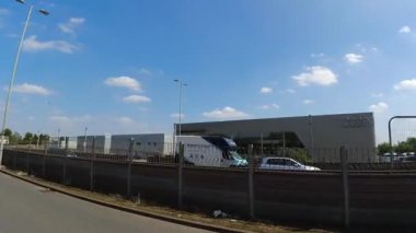 İngiltere 'nin Leicester şehrinin merkezi Leicester şehrinin tarihi caddelerinde ve binalarında trafik ve yollarda. Araç Bağlı Kamera 25 Temmuz 2025 'te İngiltere üzerinde yaz günü çekilmiştir.